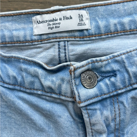 Abercrombie & Fitch The Skinny High Rise Light Wash Distressed Women’s size 18L - Picture 3 of 6